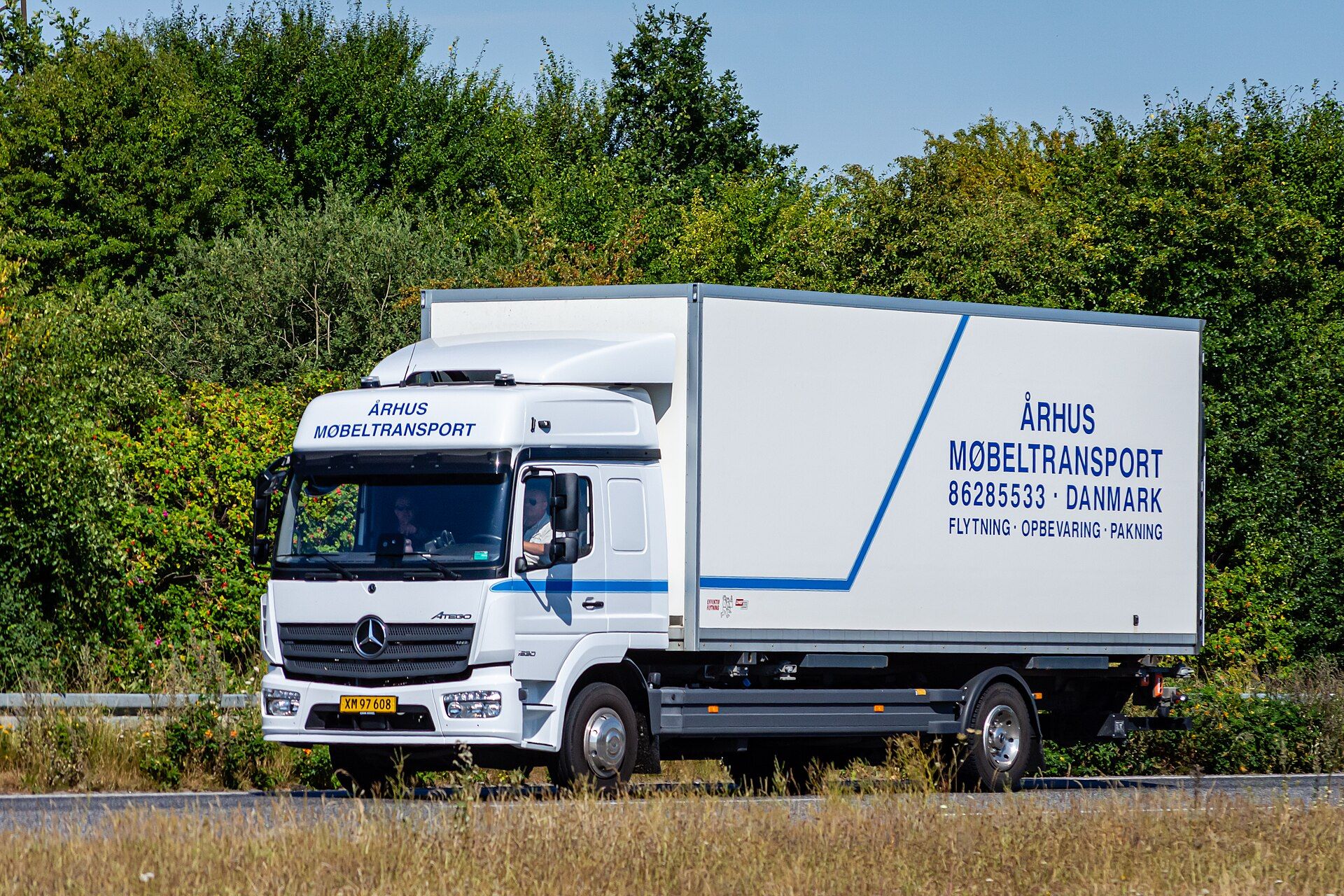 Weißer Mercedes-Benz Atego 1530 4x2 mit Kofferaufbau und L-Fahrerhaus auf einer dänischen Straße