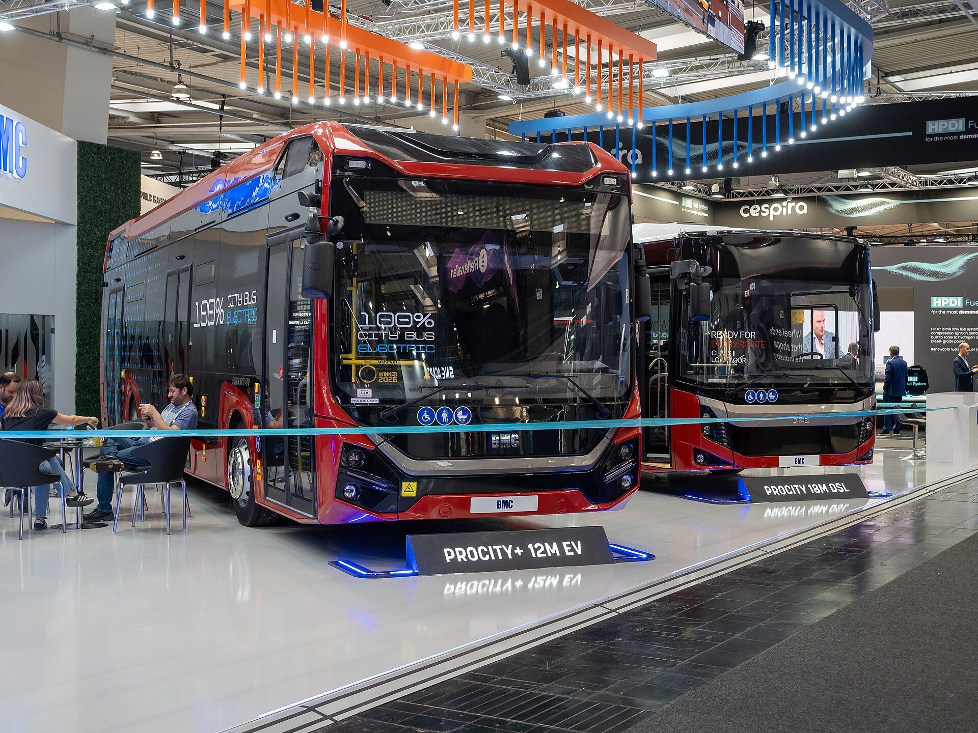 Autobus urbain électrique BMC Procity+ 12M EV rouge et noir sur son stand à l'IAA Transportation 2026 de Hanovre, avec un second autobus BMC derrière lui
