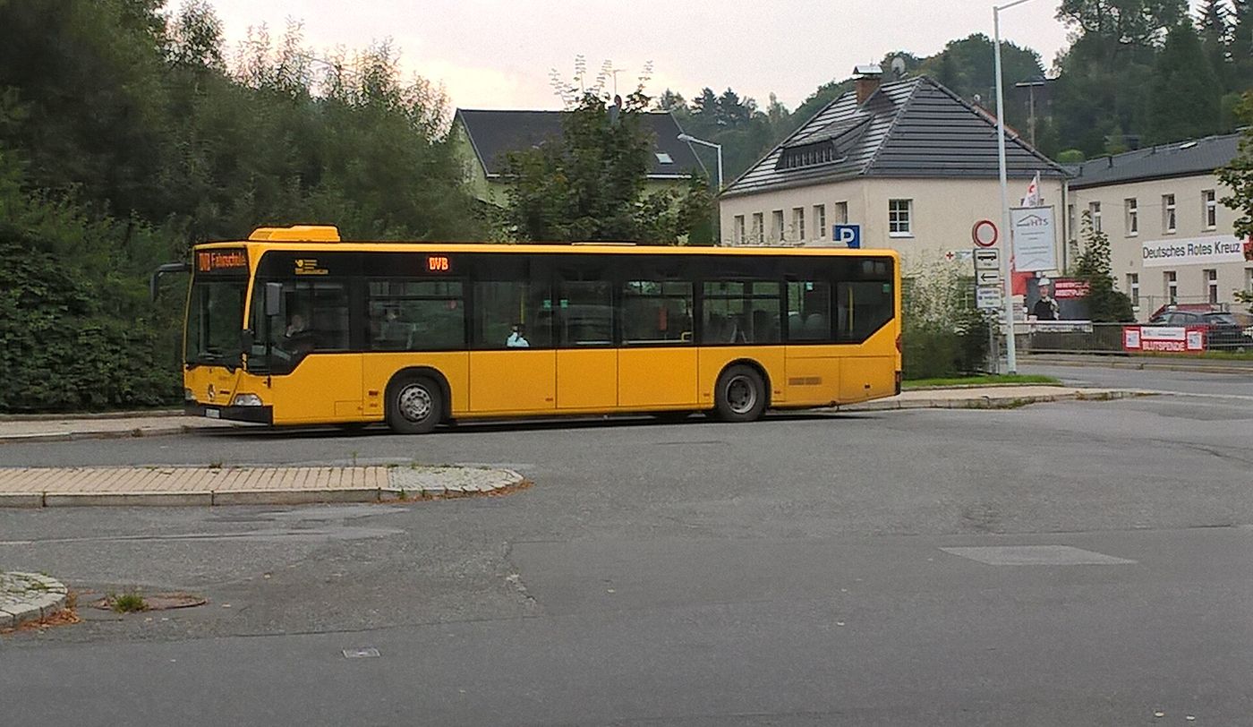 Autobus urbano giallo delle Dresdner Verkehrsbetriebe con la scritta Fahrschule (scuola guida) sull'indicatore di destinazione, alla stazione degli autobus di Sebnitz