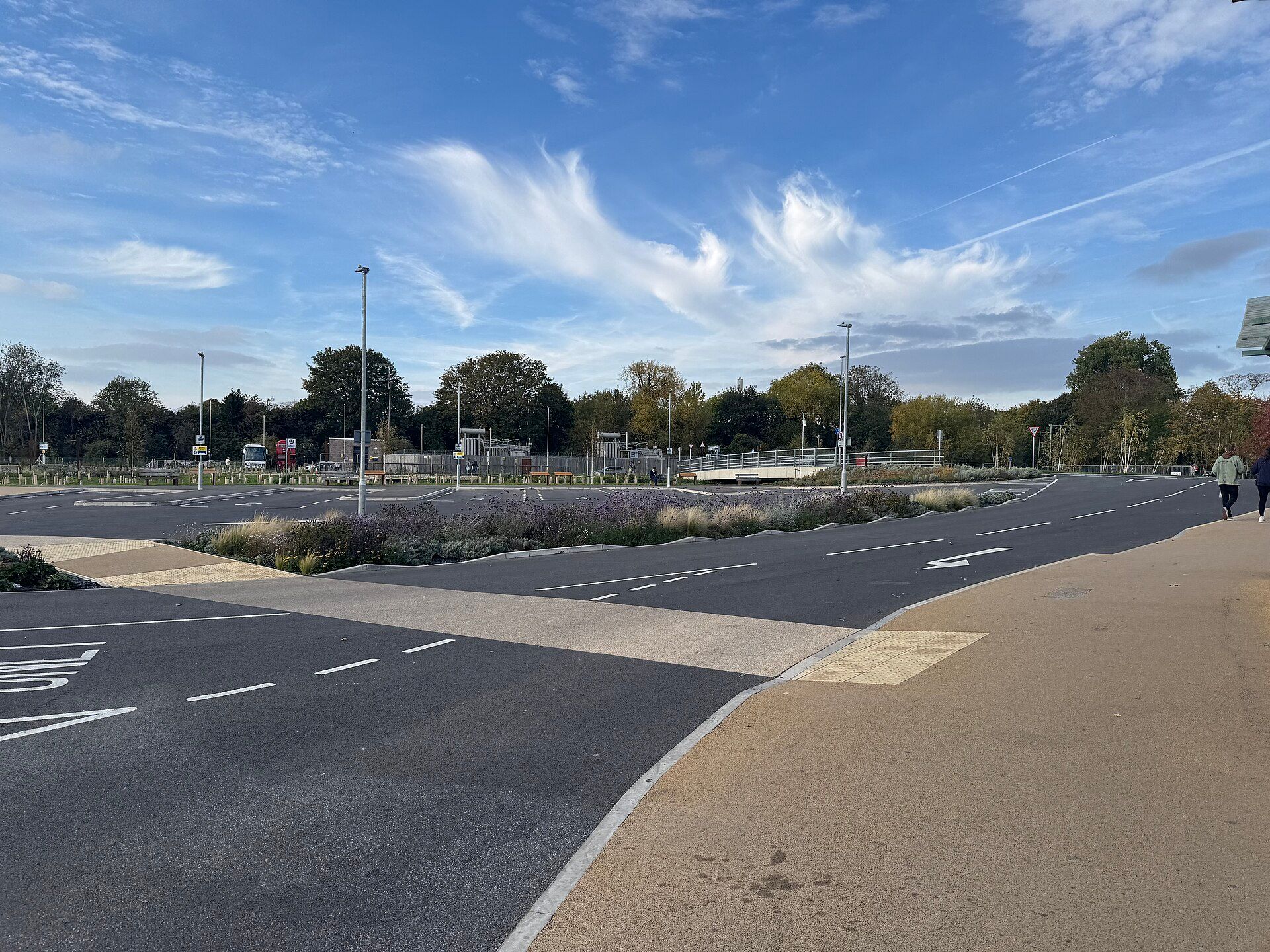 Reisebusse auf einem städtischen Busparkplatz in Salisbury