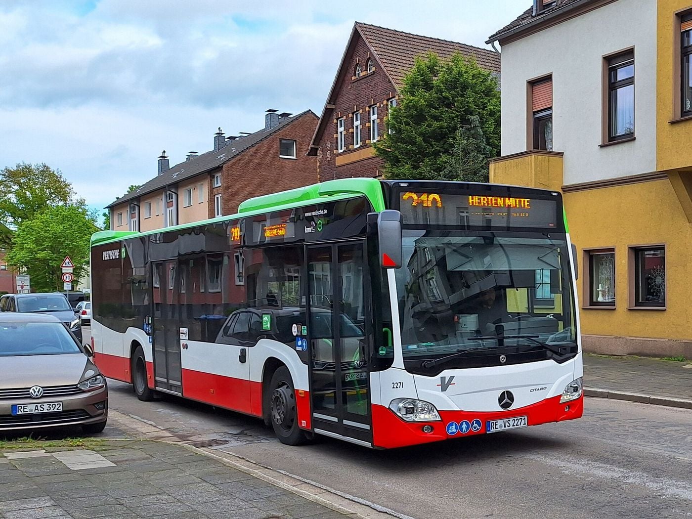 Autobus miejski Mercedes-Benz Citaro C2 w barwach Vestische na ulicy w Recklinghausen