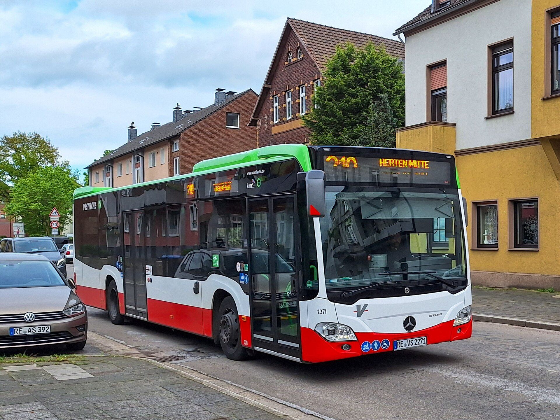 Mercedes-Benz Citaro C2 Stadtbus in Vestischer Lackierung auf einer Straße in Recklinghausen