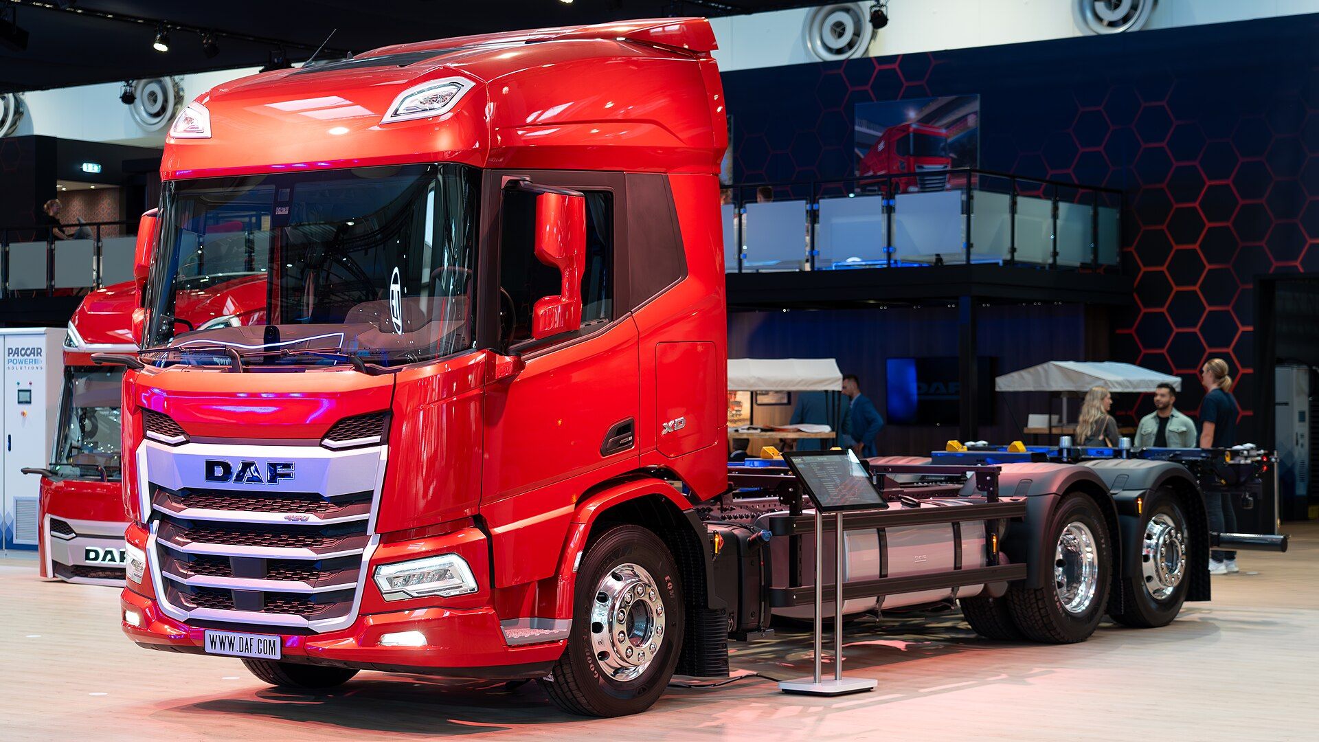 Rotes DAF-XD-450-FAN-Fahrgestell ohne Aufbau, auf dem DAF-Stand der IAA Transportation 2024