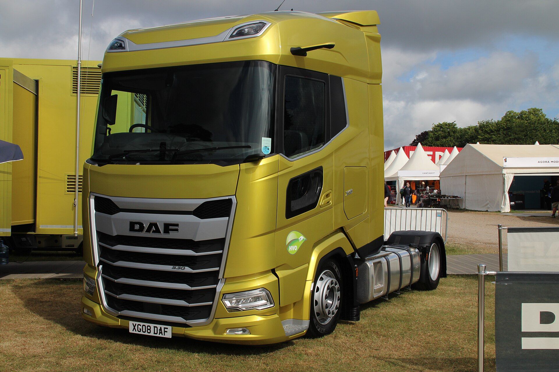 Tracteur routier DAF XG 530 doré à deux essieux, sans remorque, exposé sur l'herbe au Goodwood Festival of Speed 2022
