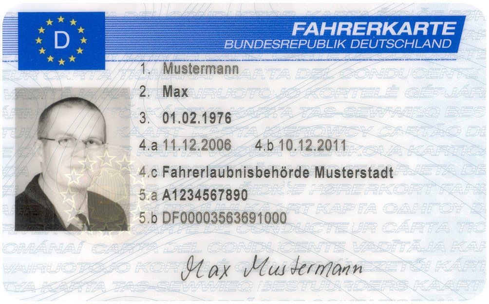 Vorderseite eines Musters der deutschen Fahrerkarte für den digitalen Fahrtenschreiber, ausgestellt auf den Musternamen Max Mustermann