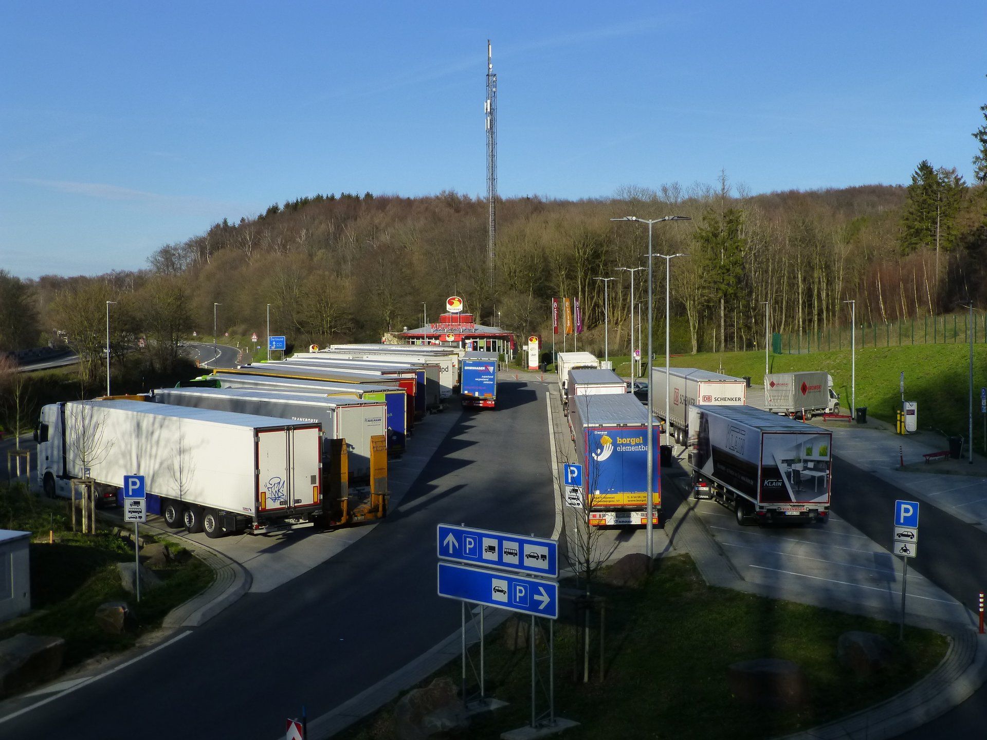 Abgestellte Lastwagen und Sattelauflieger auf der Rastanlage Kucksiepen an der Bundesautobahn 1 in Wuppertal