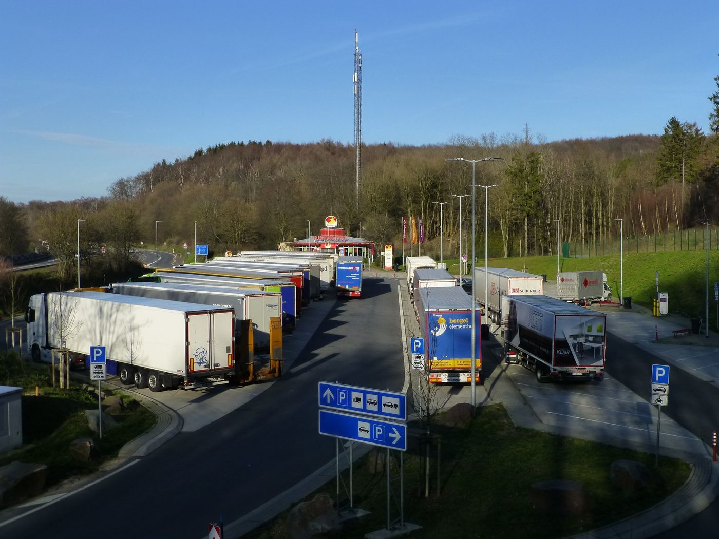 Abgestellte Lastwagen und Sattelauflieger auf der Rastanlage Kucksiepen an der Bundesautobahn 1 in Wuppertal