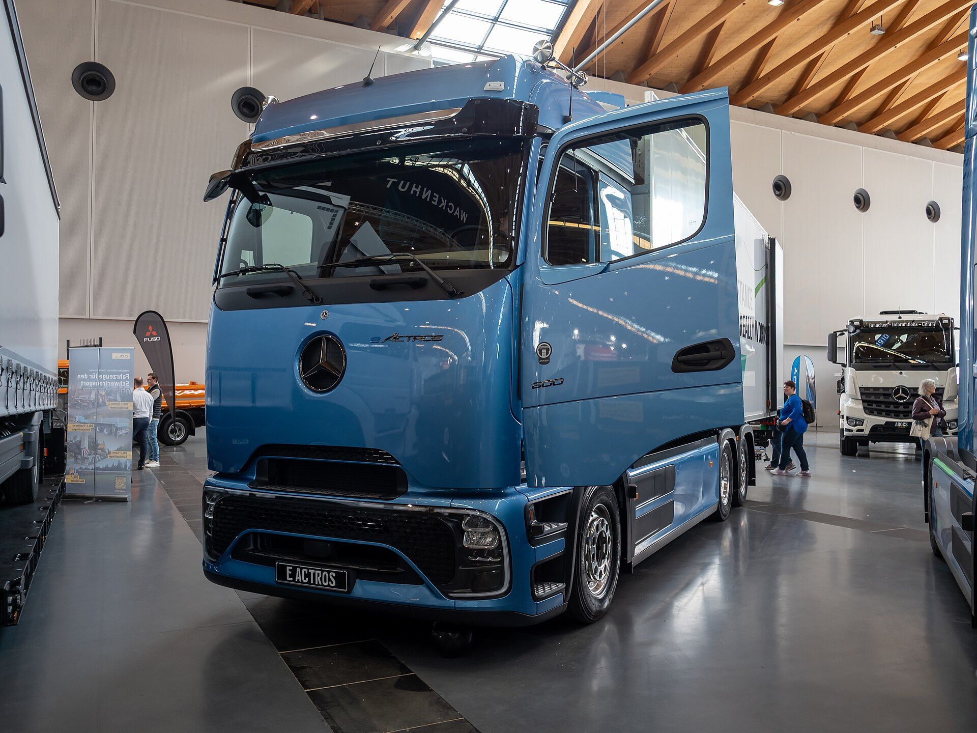 Blue Mercedes-Benz eActros 600 with ProCabin on a trade fair stand