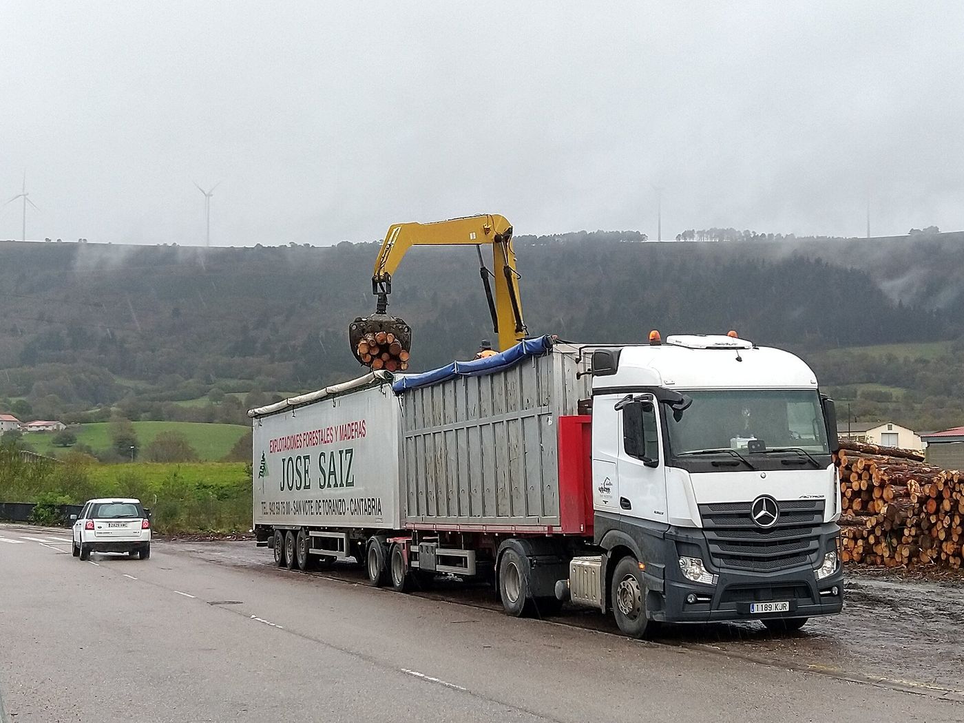 Cabeza tractora con dos semirremolques descargando madera en Tineo (Asturias), en noviembre de 2019