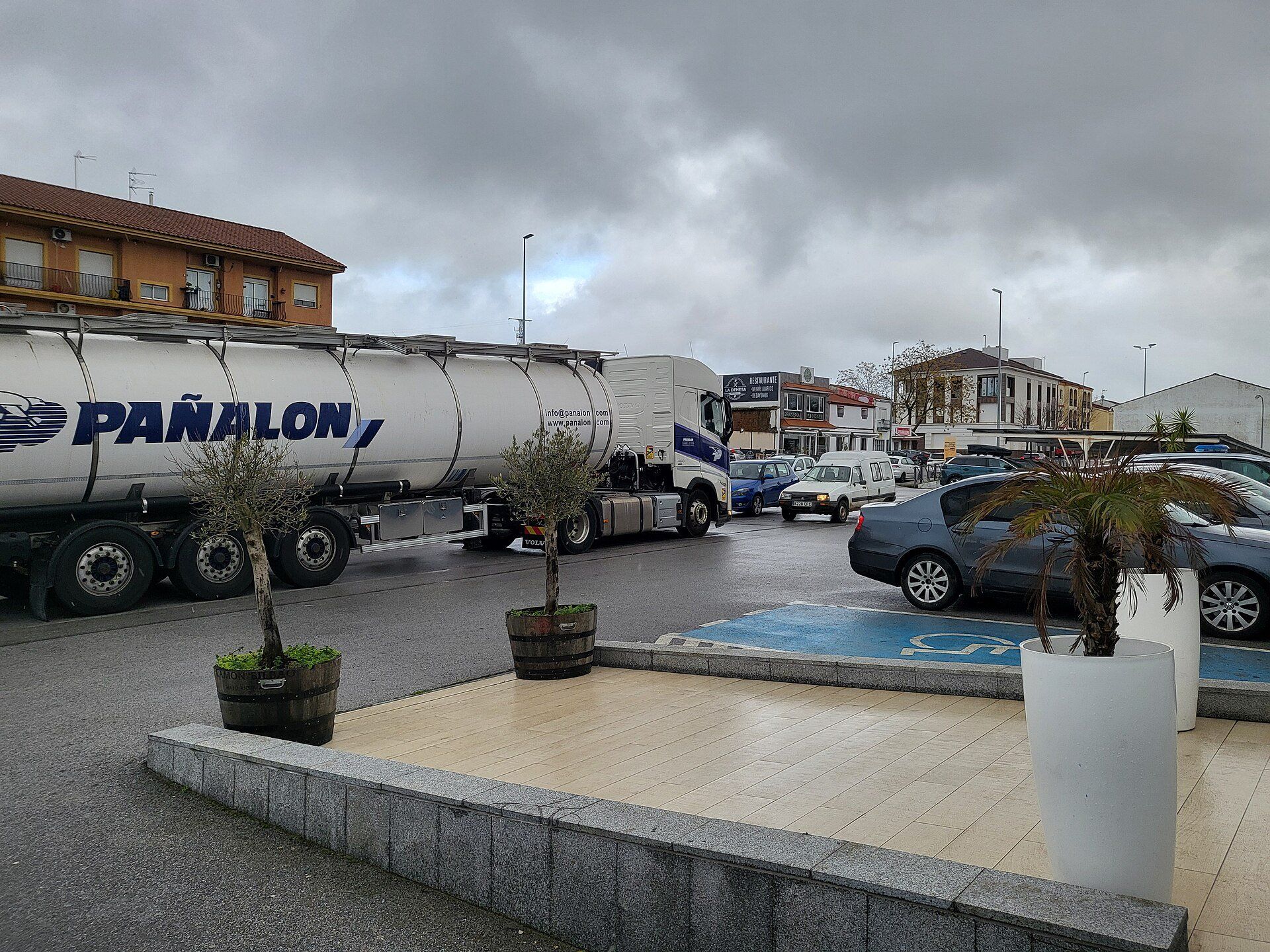 Un camión cisterna de la empresa Pañalon pasa junto al aparcamiento de un hotel en Monesterio (Badajoz) en un día nublado