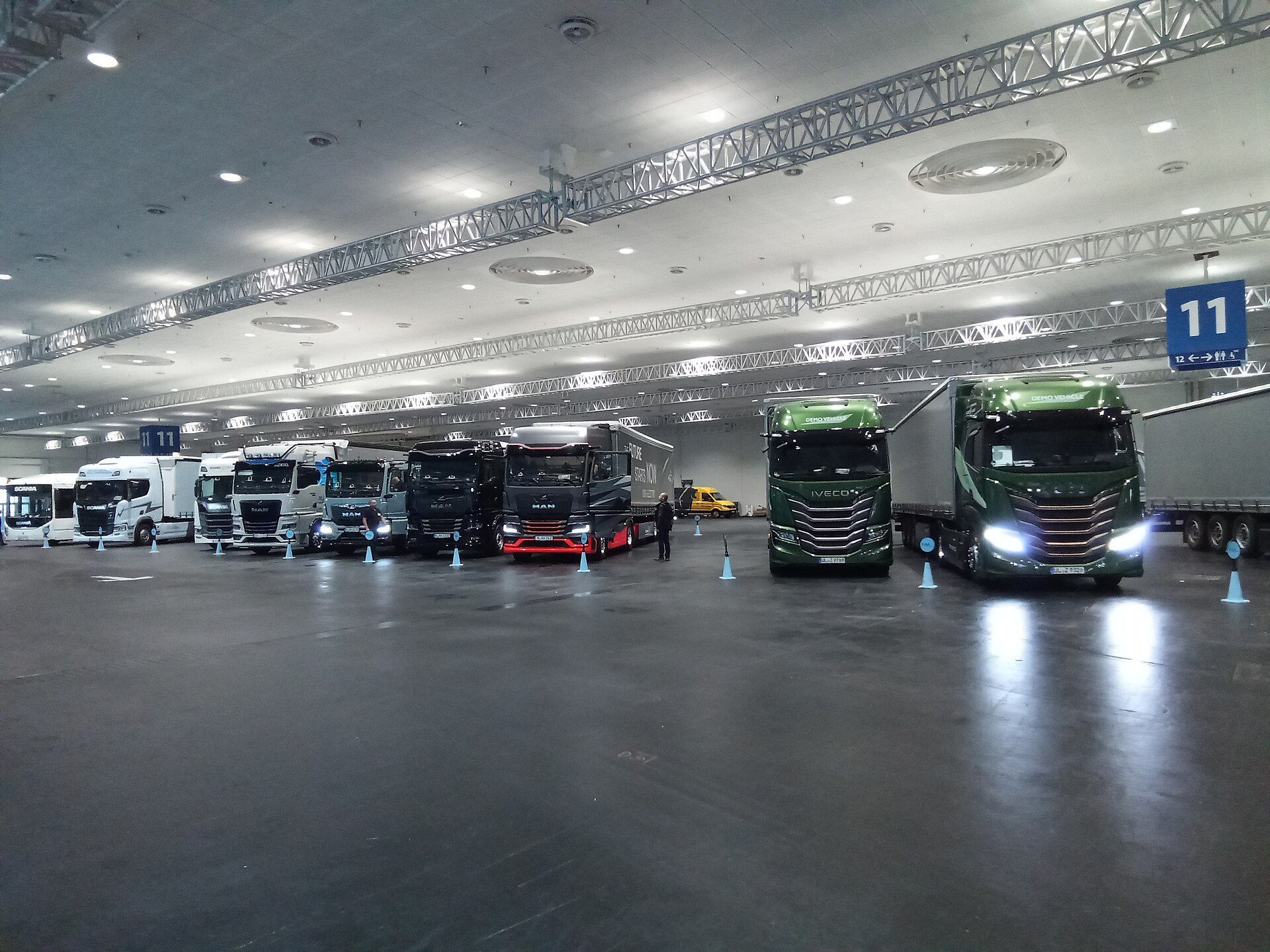 Hannover'deki IAA Transportation 2024 fuar salonunda sıralanmış yeni Scania, MAN ve Iveco çekiciler