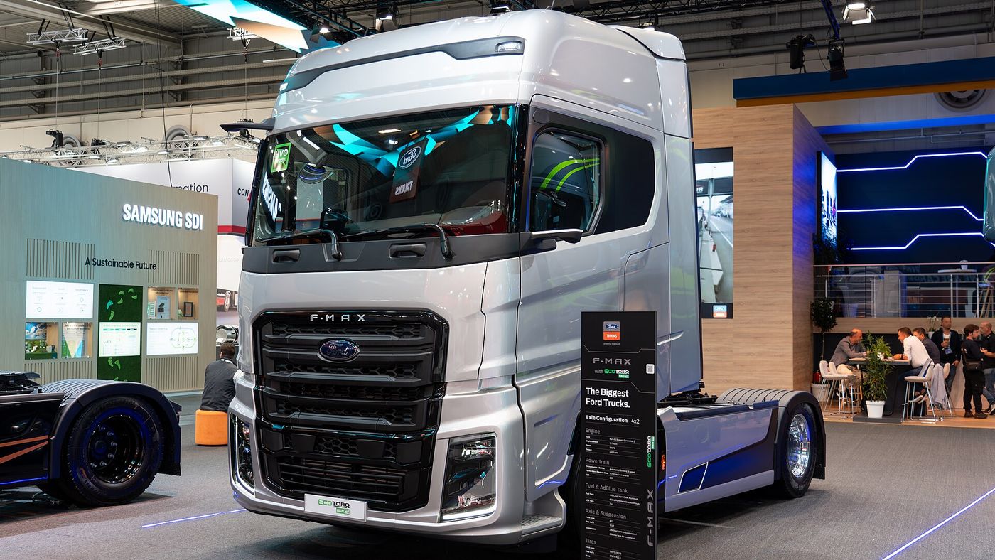 Srebrny ciągnik siodłowy Ford Trucks F-MAX z oznaczeniem Ecotorq GEN2 na stoisku Ford Trucks podczas IAA Transportation 2024