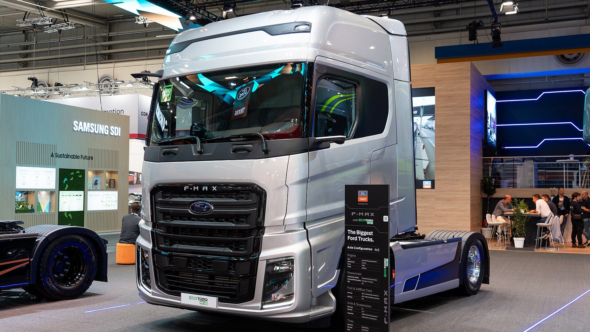 Silberne Ford Trucks F-MAX Sattelzugmaschine mit Ecotorq-GEN2-Schriftzug auf dem Ford-Trucks-Stand der IAA Transportation 2024