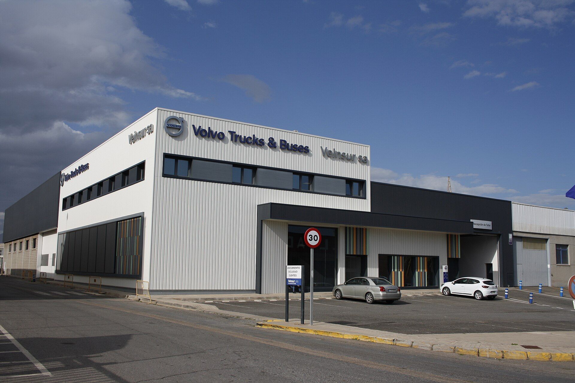 Autorisiertes Volvo Trucks and Buses Autohaus und Werkstattgebäude in Huércal de Almería, Spanien
