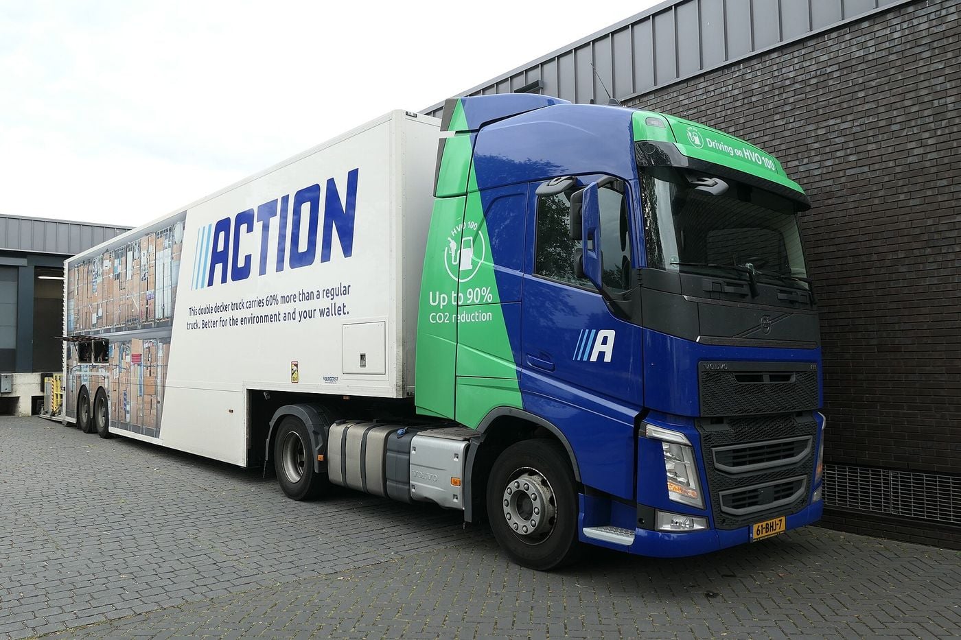 Tracteur routier Volvo FH attelé à une remorque à double plancher, la cabine portant l'inscription Driving on HVO 100