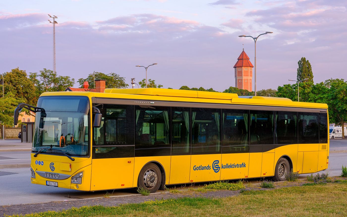 Żółty autobus międzymiastowy Iveco Crossway CNG w barwach Gotlands kollektivtrafik na dworcu autobusowym w Visby, Gotlandia, Szwecja