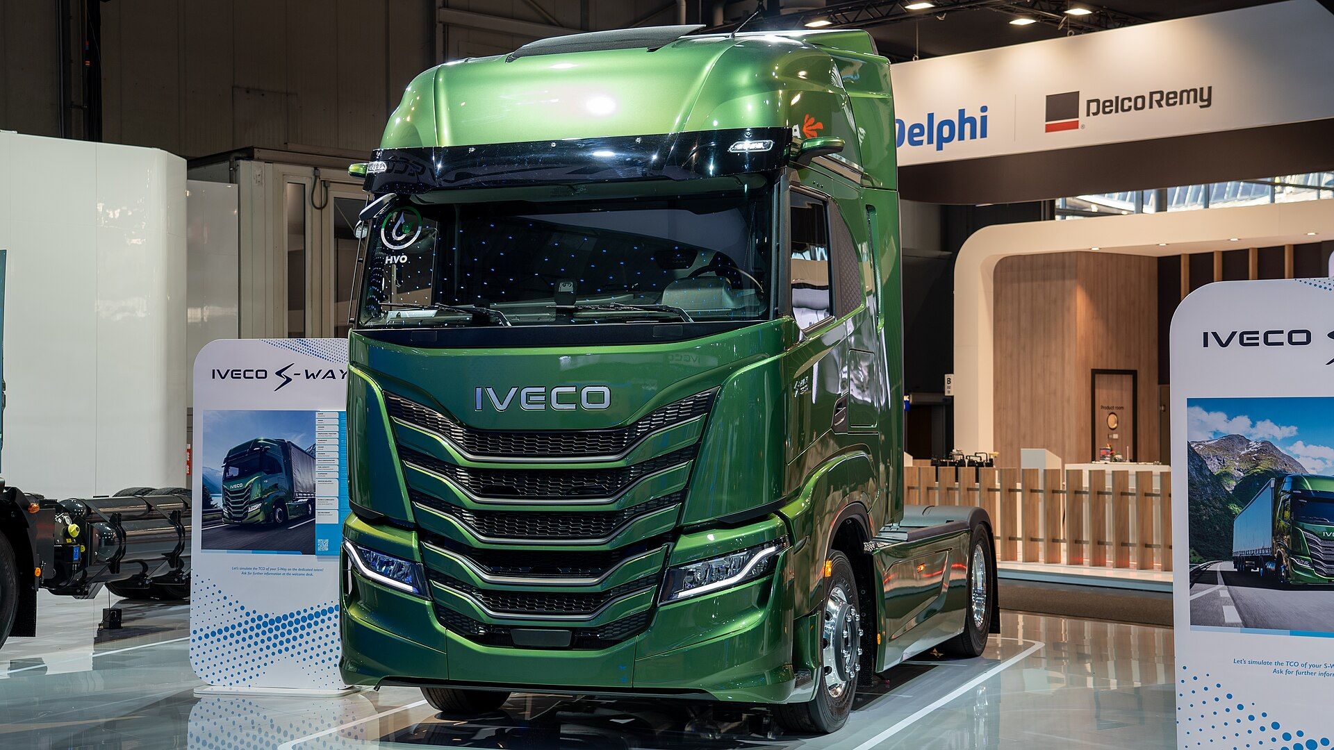 Grüner Iveco S-Way 500 Sattelzugmaschine mit HVO-Plakette an der Windschutzscheibe, auf dem IVECO-Stand der IAA Transportation 2024
