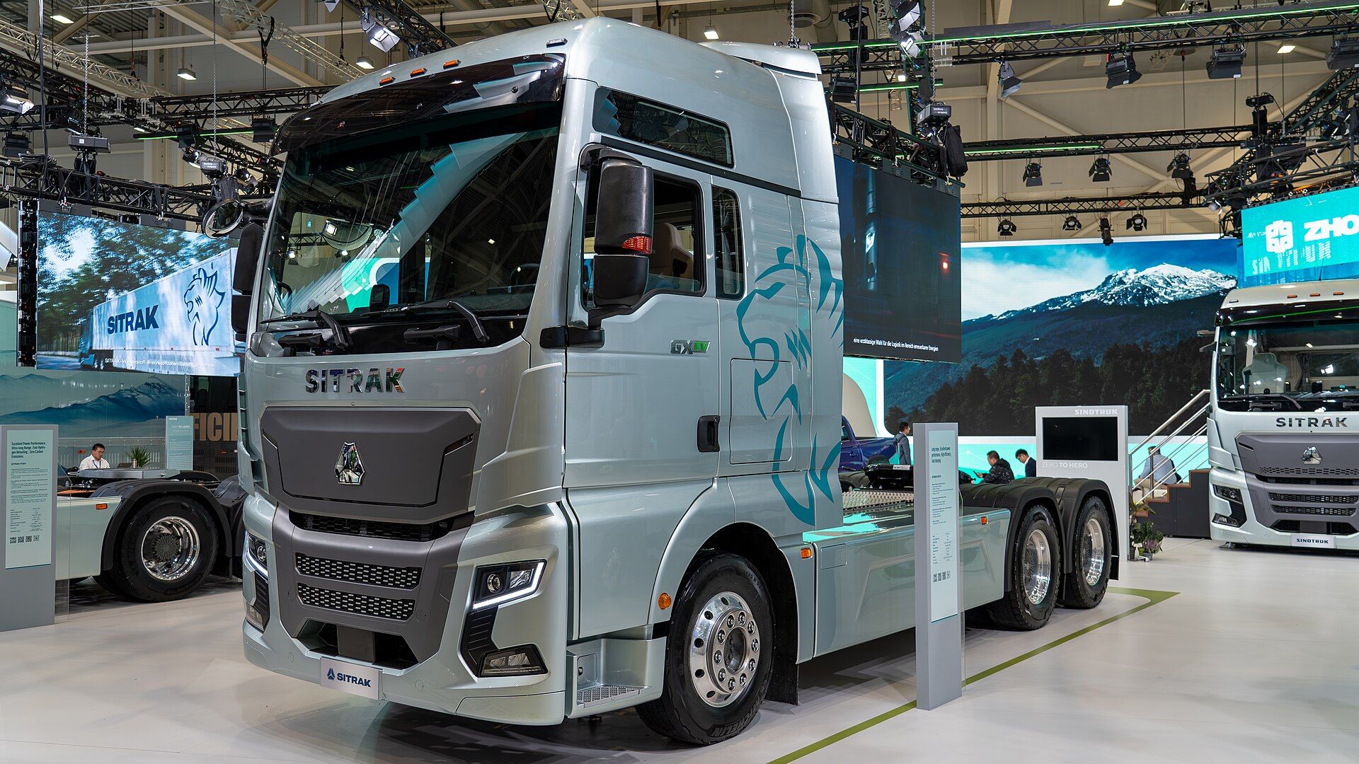 Batterieelektrische Sattelzugmaschine Sinotruk SITRAK mit der Beschriftung GX EV an der Fahrertür, auf dem Stand des Herstellers auf der IAA Transportation