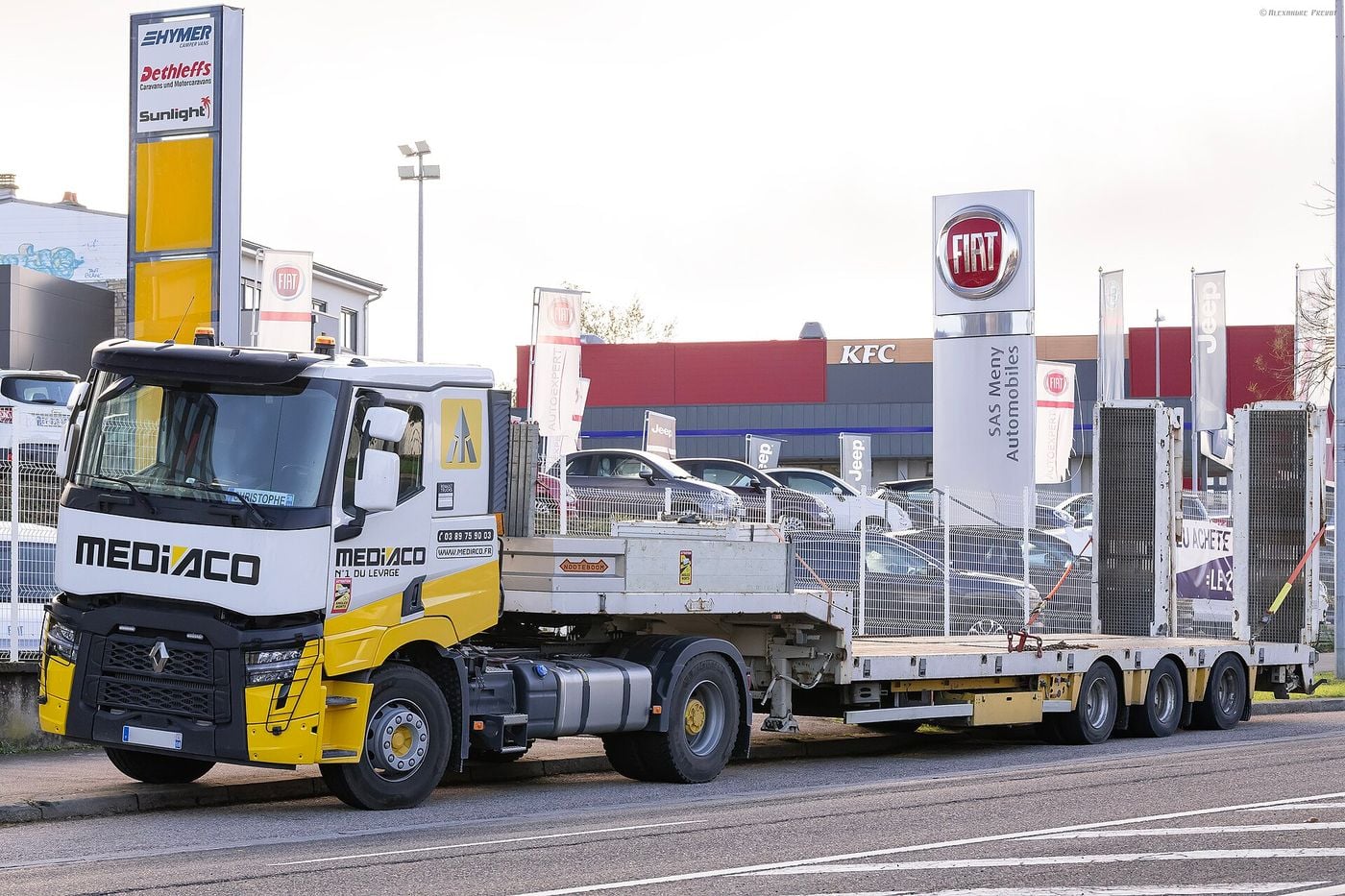 Trzyosiowa naczepa semi-niskopodwoziowa Nooteboom sprzęgnięta z Renault Trucks C 480, z rampami złożonymi pionowo z tyłu