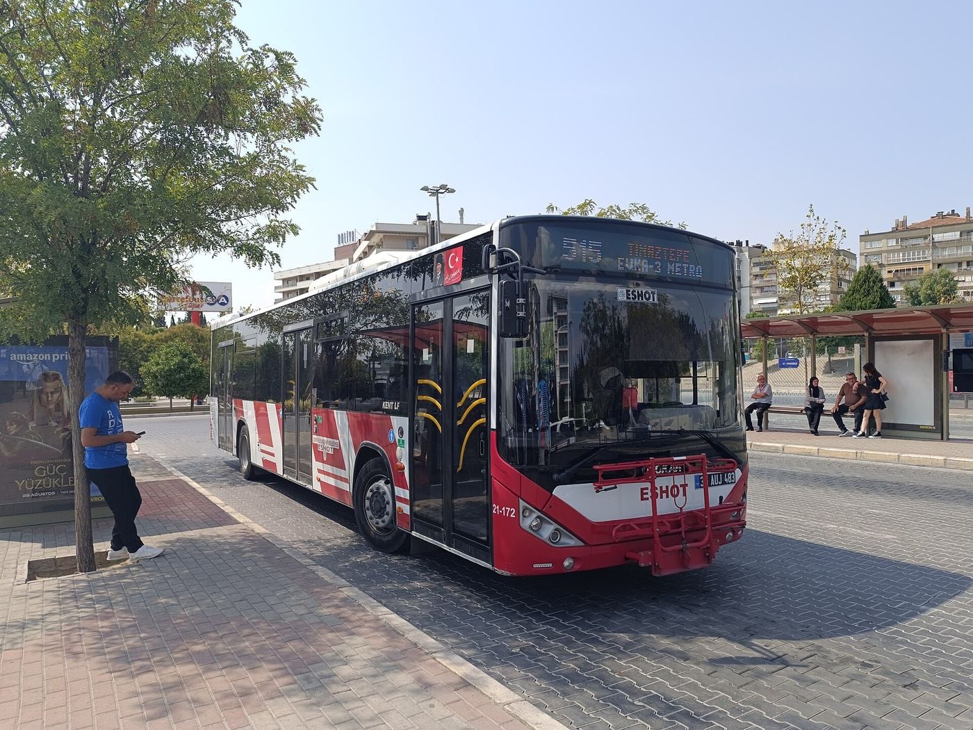 Autobus miejski Otokar Kent LF w miejskich barwach ESHOT na przystanku w Izmirze