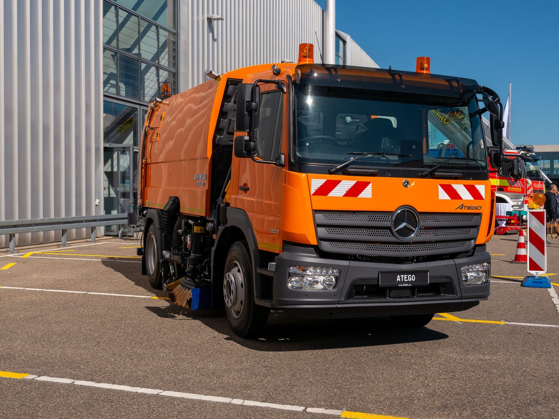 Carrosserie orange de balayeuse et d'arroseuse de voirie FAUN VIAJET sur un châssis Mercedes-Benz Atego au salon Nufam 2023 à Rheinstetten, en Allemagne