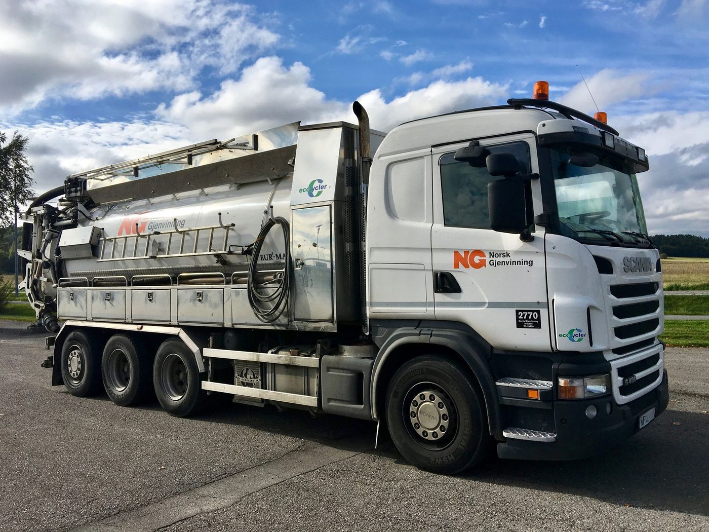 Four-axle Scania G480 with a stainless Eur-Mark ecoCycler recycling sewer-cleaning body of Norsk Gjenvinning Industri in Tønsberg, Norway, in September 2017