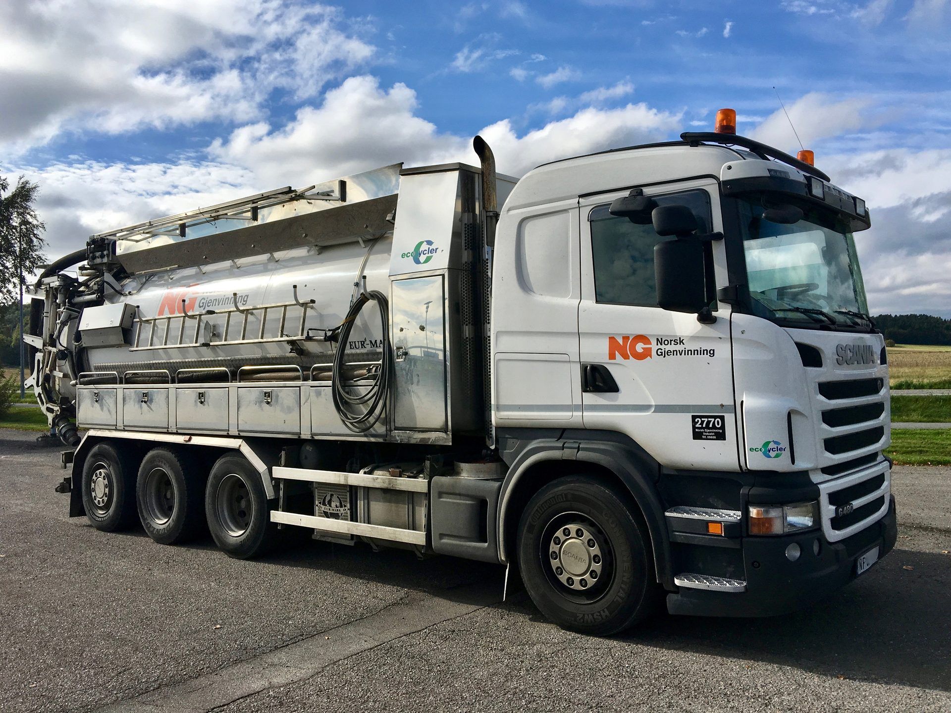 Four-axle Scania G480 with a stainless Eur-Mark ecoCycler recycling sewer-cleaning body of Norsk Gjenvinning Industri in Tønsberg, Norway, in September 2017