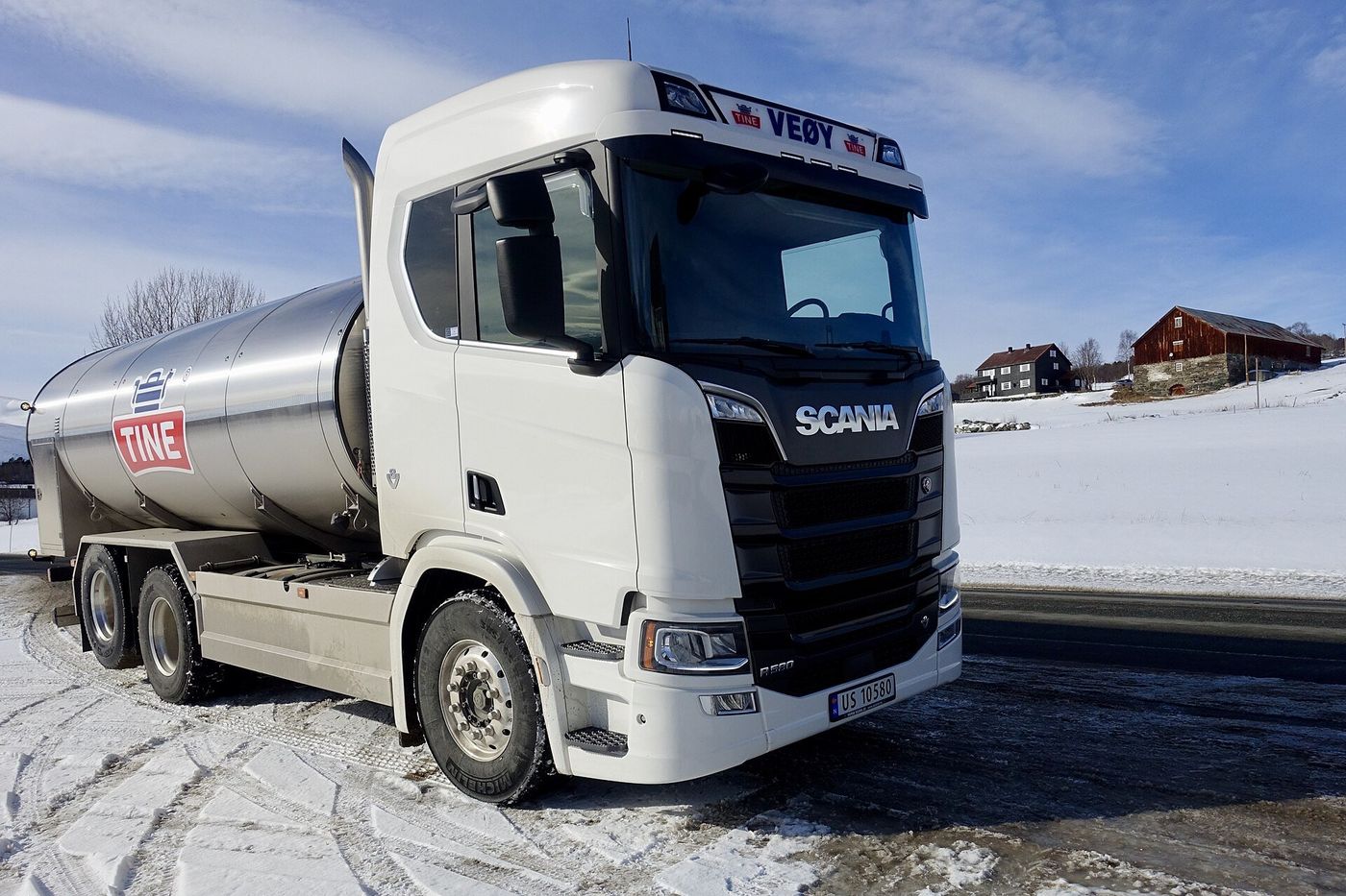 Norveç'in Oppdal kentinde karla kaplı bir alanda duran, Tine şirketine ait üç dingilli Scania R580 süt tankeri