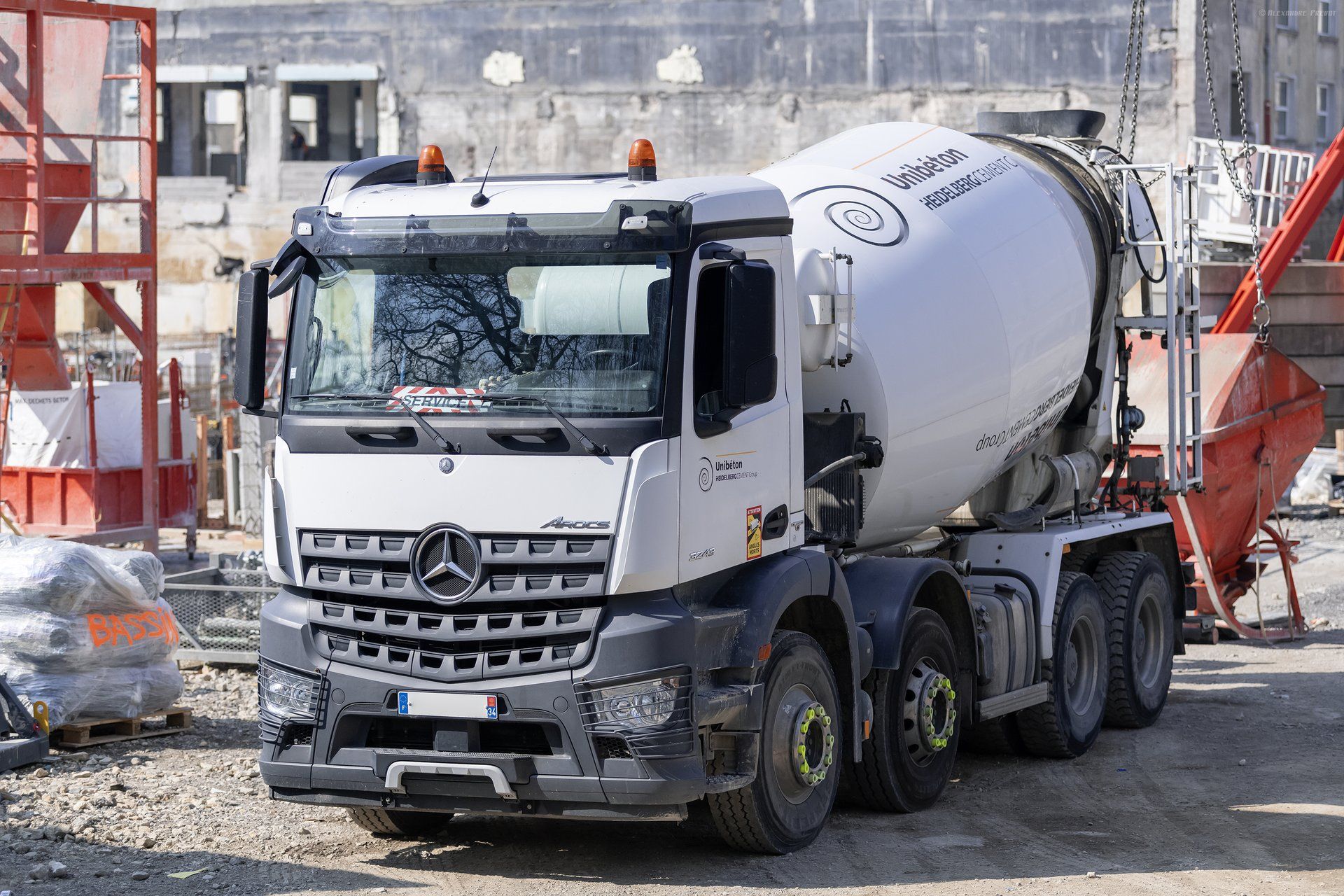 Autobetoniera Mercedes-Benz Arocs 8x4 bianca con tamburo Unibéton nel cantiere del Grand Nancy Thermal a Nancy, in Francia, nell'aprile 2021