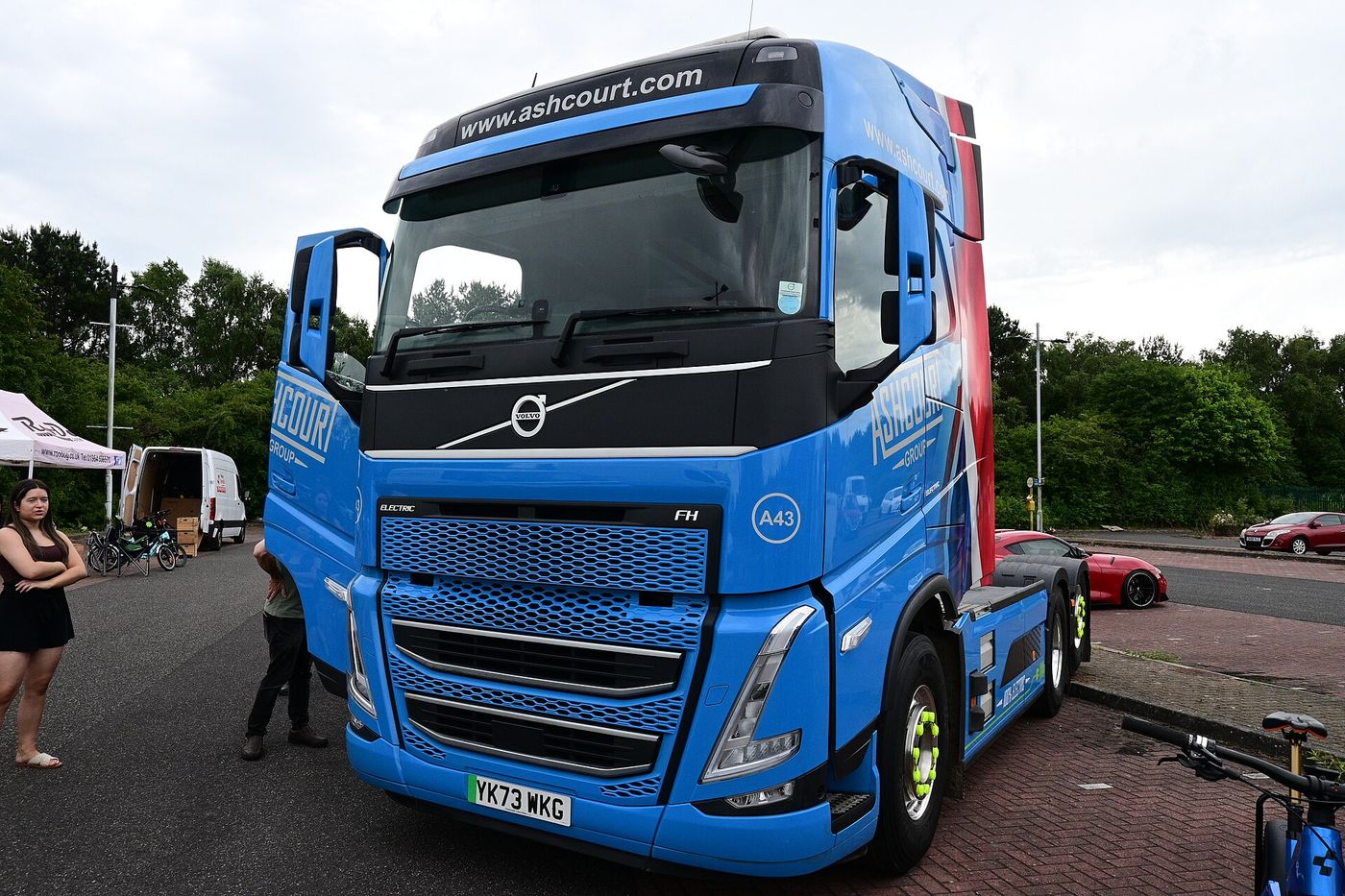 Niebieski ciągnik siodłowy Volvo FH Electric z podniesioną osią wleczoną na imprezie poświęconej pojazdom elektrycznym w Kingston upon Hull