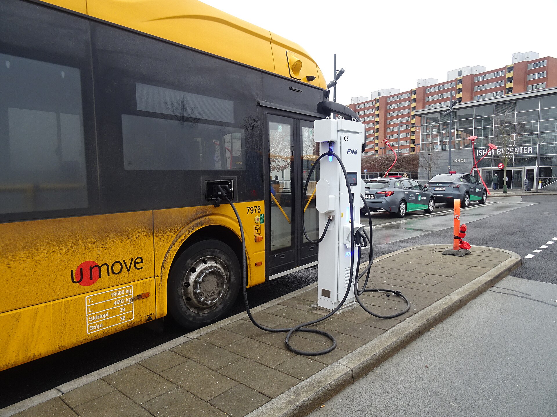 Battery bus charging at a station