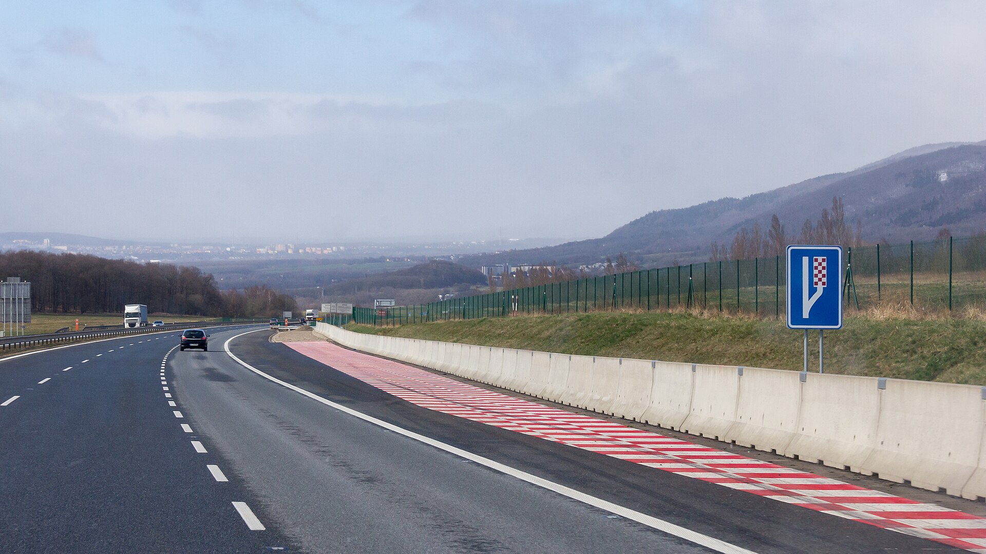 Long descents without fear: retarders, engine brakes and beating brake fade